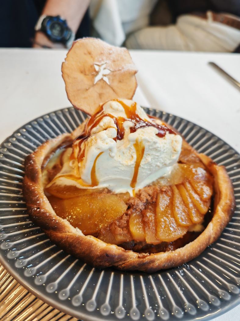 Tarta de manzana casera con helado de vainilla, postre estrella del Restaurante Esmeraldas